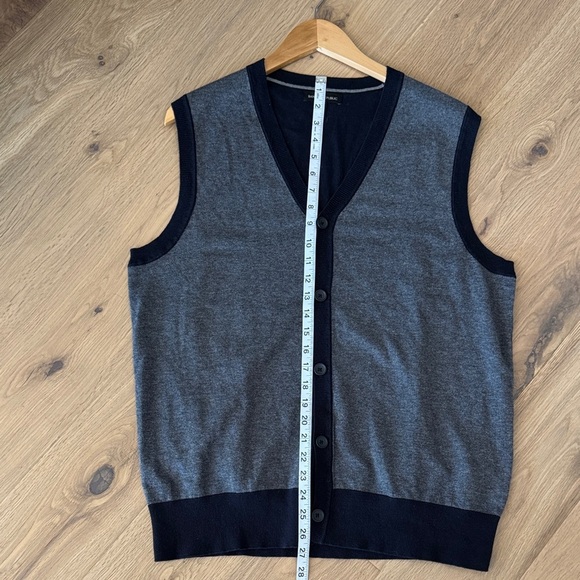 🖤 Banana Republic Men’s Charcoal V-Neck Sweater Vest – 100% Cotton
Size Large - Picture 5 of 6
